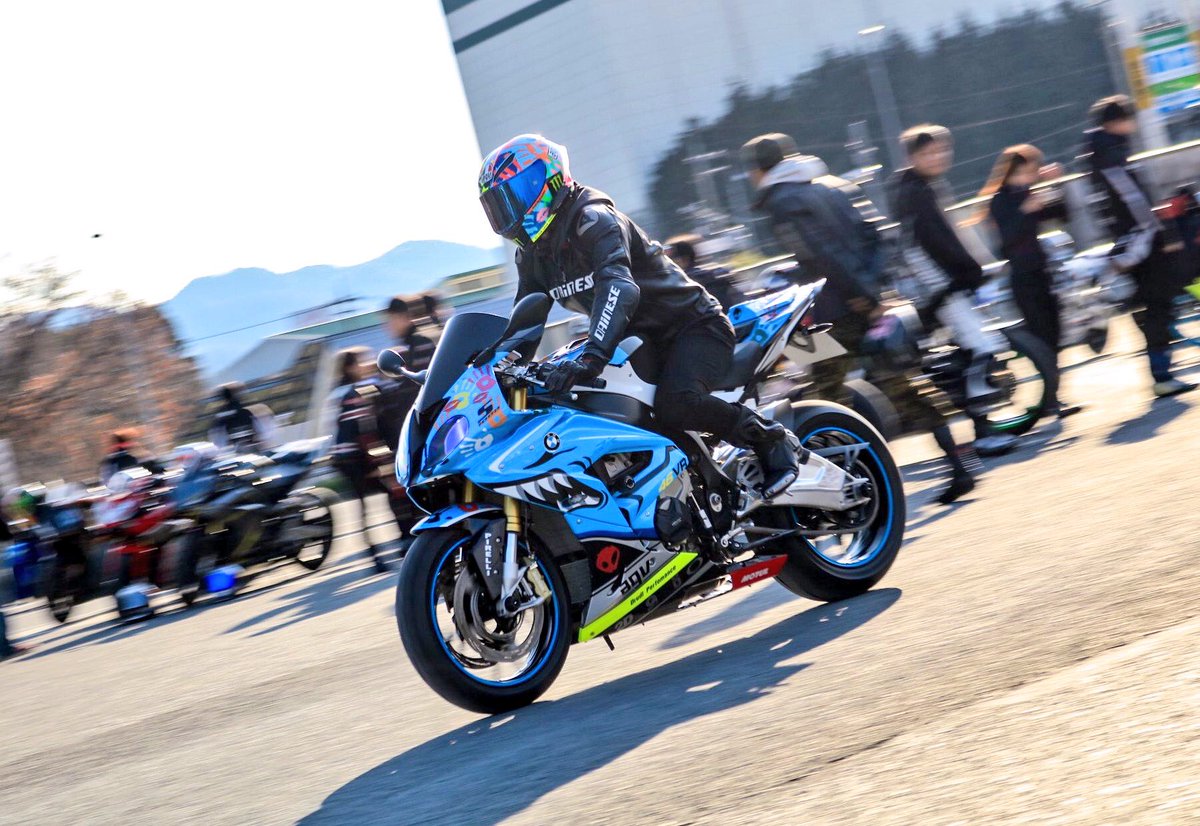 VaNiIIq's tweet image. S1000RR納車しました🇩🇪🦈(唐突)(モロバレ)

10月28日にMotorrad Toyotaにて契約、11月19日に納車していました💮

外装はMisano 2014年仕様に変更❤️💛💚💙💜
サイドパネルの白いところが水色になってないのでまだ未完成です…

皆さん素敵な写真をありがとうございます！！

#祝ってくれる人RT