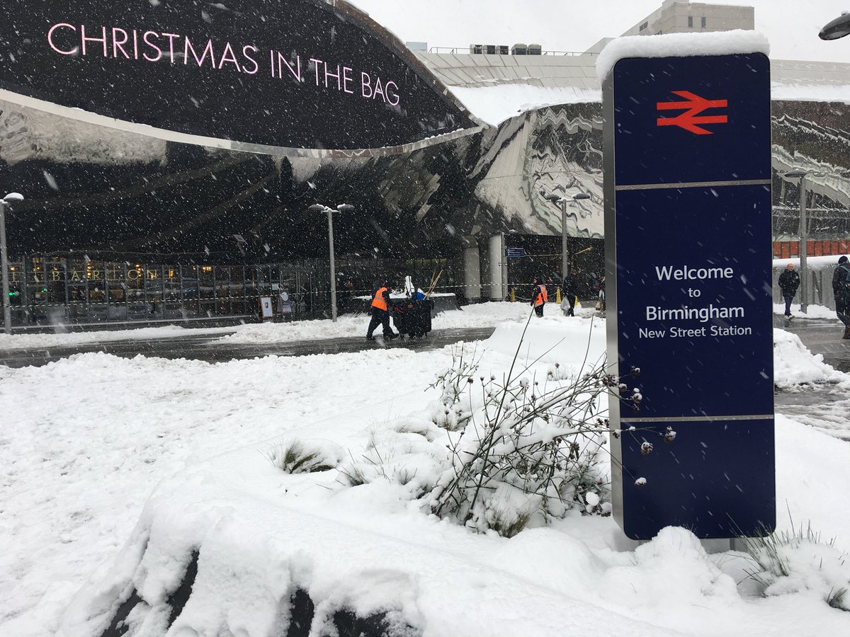 It’s a very snowy Birmingham New Street today! A big shout out and thank you to our @wearemitie team for their non-stop work in keeping the pathways gritted. ^PM