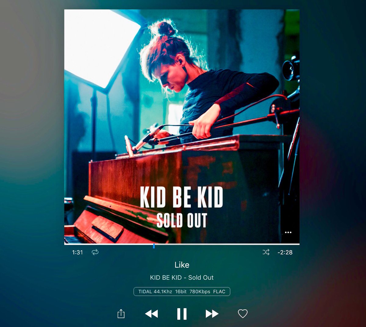 Coincidentally found this great #soulful #record - „Sold Out“ by Kid Be Kid - spontaneously thinking of Alicia Keys - in the most positive way - however not imitating her! Beatboxing, piano playing and singing, all by one woman at the same time ... simply #awesome !!@SPRINGSTOFF