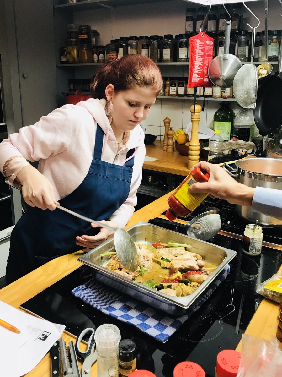 Spijkman's tweet photo. Wat een dolle boel weer! #teamuitje #events #kerst #kertsmis #christmas #schortaan #workshopkoken #jordaan #amsterdam #indonesischekeuken #samenwerken #ontspannen #leukedingendoen #ontstressen https://t.co/QOAdaCVSUt
