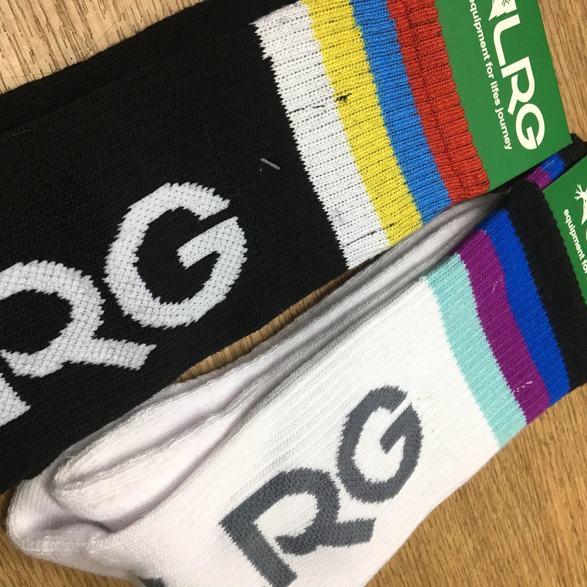 Hype0107's tweet photo. LRGからもソックス届いてます♪♪
.
白黒ベースにブランドネーム、カラフルなライン入りデザイン♪♪
.
程よいクッション性もあり履き心地もよく、ロンパンの季節で見える事も少なくなってきましたがぬかりなくお願いします♪♪
. https://t.co/kgoe1ZiSFi