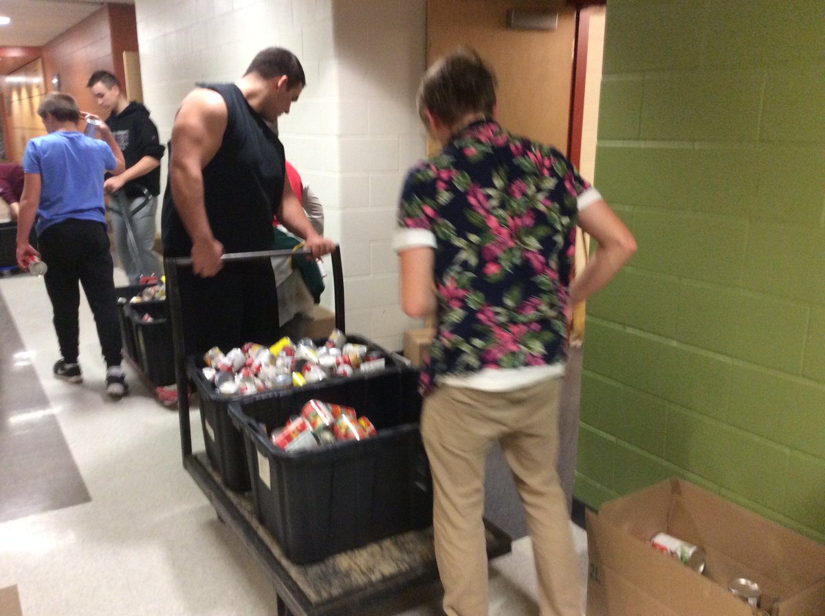 huskiesFB's tweet photo. Thank you to everyone who helped out Friday night. You guys were unbelievable! #huskypride #SamsChristmas #ProjectEcho @ProjectEchoInc https://t.co/Y4g5NTmsxi
