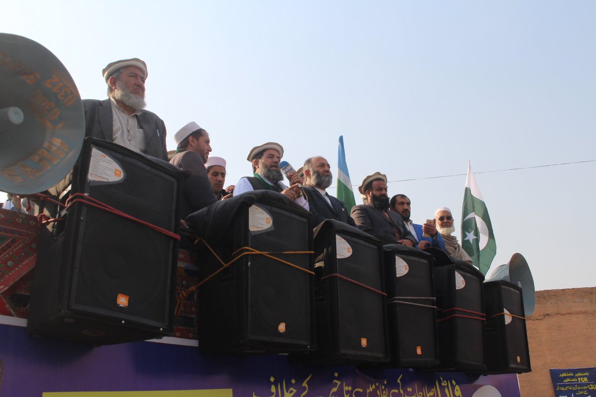 JIFataOfficial's tweet photo. Jamrood khyber Agency:Ameer jaamat e islami FATA Haji sardar khan is addressing  an anti FCR rally at the commencement of long March towards islamabad 
#ji_FATARightsMarch https://t.co/93IKaRE8Zr