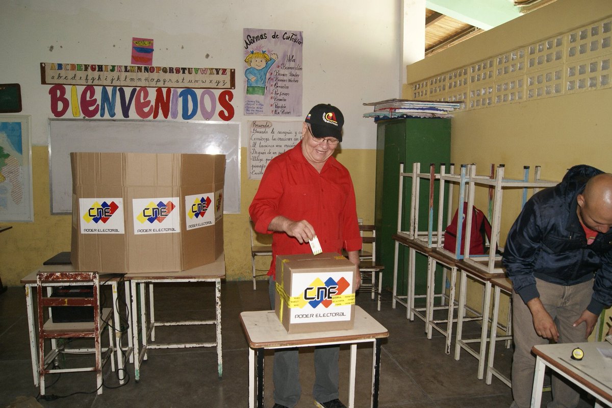 ValecillosPSUV's tweet photo. @gestionperfecta @nicolasmaduro Ejerciendo mi derecho al voto. "Dejaré el Municipio Crespo en manos de una mujer luchadora." @leidaquero12 @luisjonaspsuv @LaraMoviliza https://t.co/S5yPX5CMjB