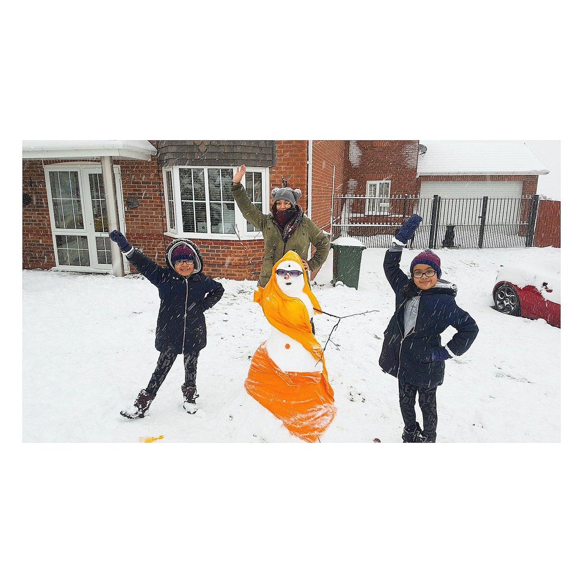 AnnaKaurD's tweet photo. Trying to find a Snowman husband for our Snow Woman Manjeet Kaur โ #snowday #snow #uksnow #snowpocalypse2017 #boti #husband #wife #sari #shades #bhangra #bhangradancer #shehasboobs #snowwomen @BBCNews https://t.co/co6v6DuG3x