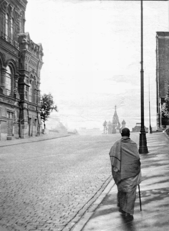 мимо старый. проходя мимо церкви крестись. николай шарифулин береговая линия. грустная бездомная собака. человек бежит за автобусом.