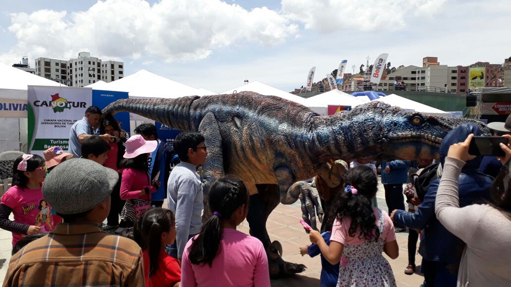 CulturasBolivia's tweet photo. El dinosaurio de stand del Geoparque Andino Toro Toro causa sensación en el público en la Feria Nacional de Turismo
#LaCulturaEnTusManos
#ComparteBolivia https://t.co/oCXlyD7Mpm