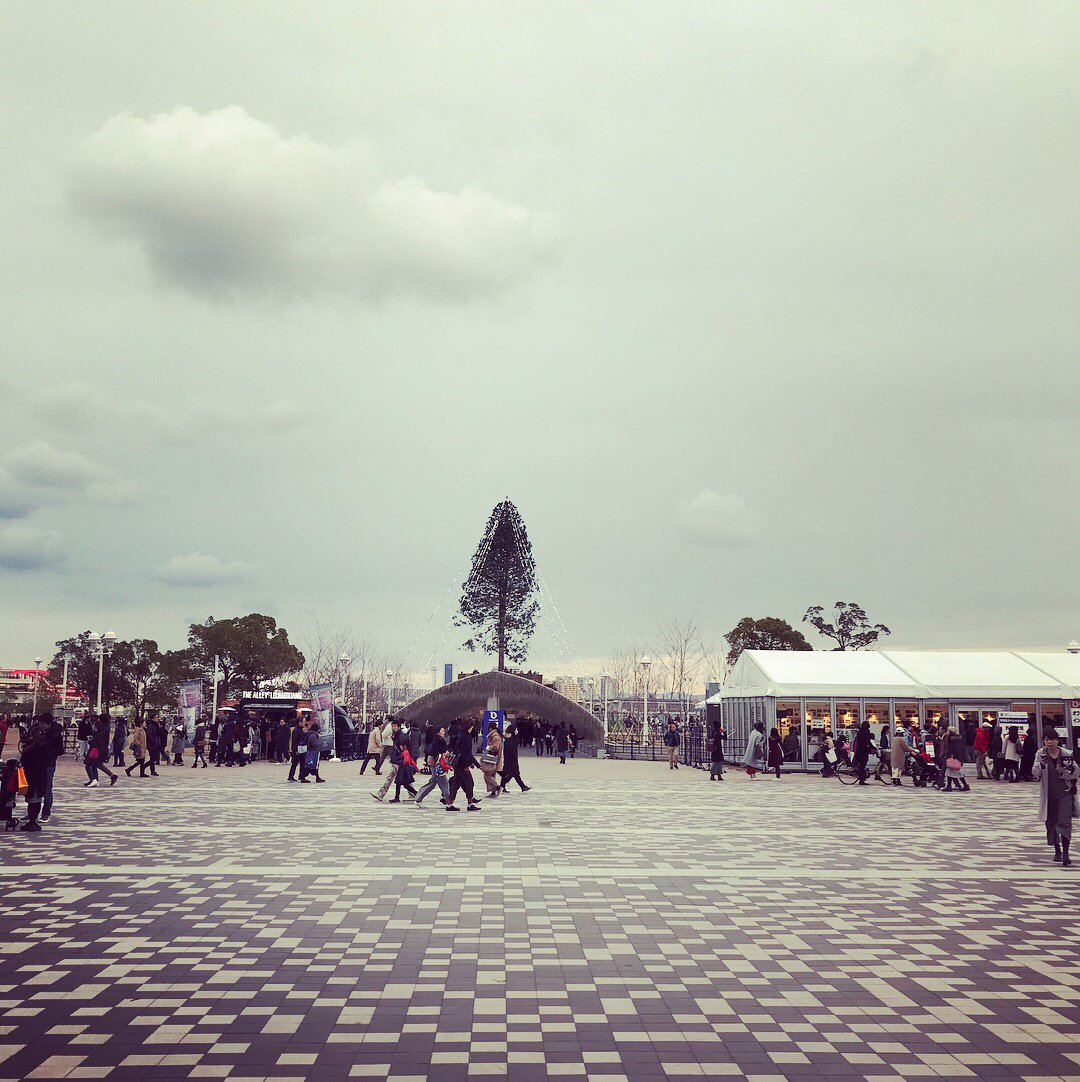 nao4561's tweet photo. 久々にメリケンパークに来ました。KOBE TEA FESTIVAL 2ND。
クリスマスツリーの木もあるので、凄い人出です。
ティースティングは驚きの60分待ち。
人気イベントです。
#ティーフェス #メリケンパーク #神戸開港150年 #紅茶 #tea #TEASTING https://t.co/25dcrpqjYL
