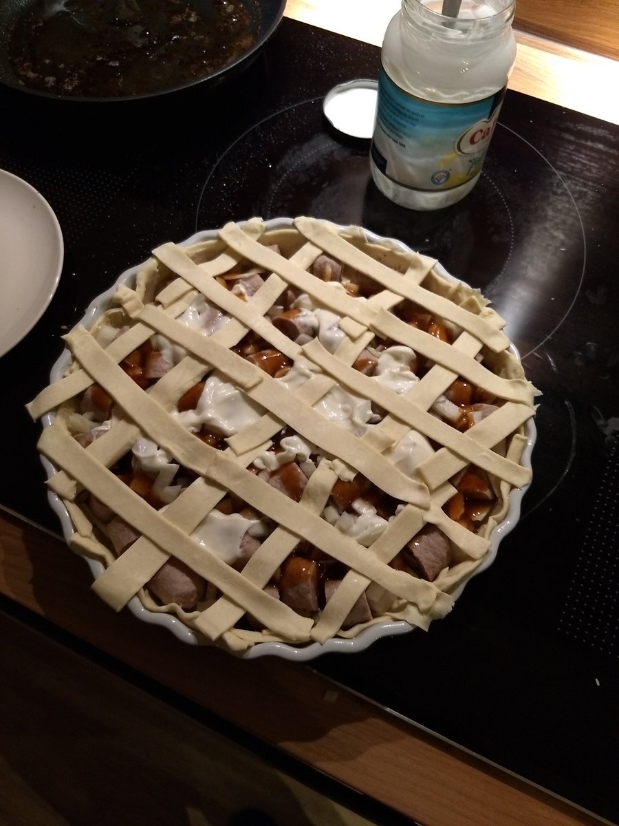jvisch's tweet photo. Het moest er een keer van komen: Hiephoi #frikandellentaart (en nu maar hopen dat het recept geen 1-aprilgrap is (https://t.co/ILGPa7qOKE) https://t.co/Dn1x3DxIC5