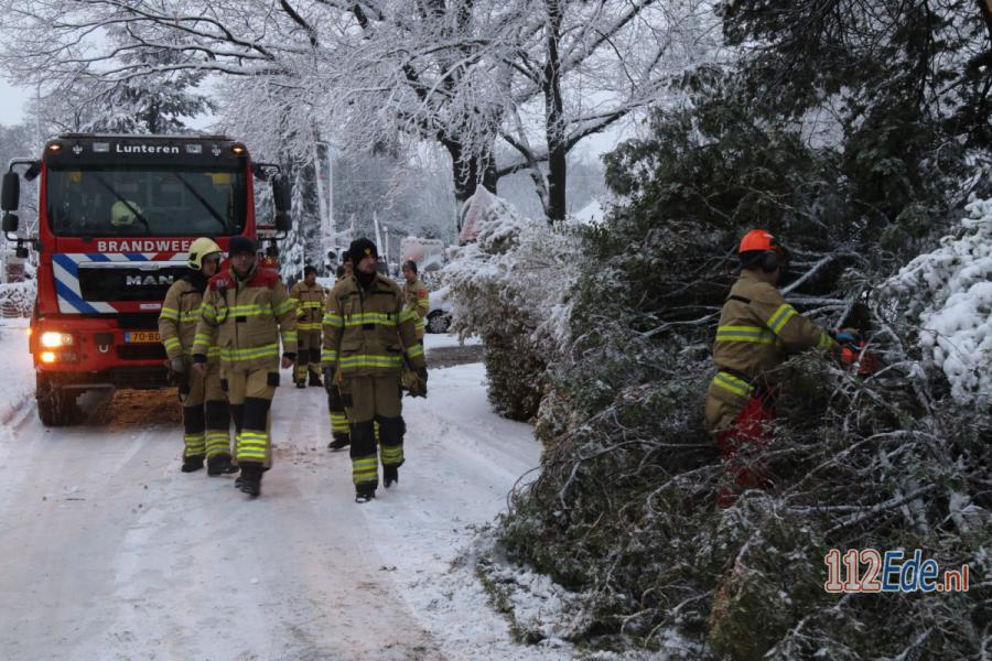 🚨 Boom op de boslaan in Lunteren kan gewicht sneeuw niet aan 112.press/Q5HMr8 #Lunteren #112Nieuws https://t.co/TbFlqFbkEv