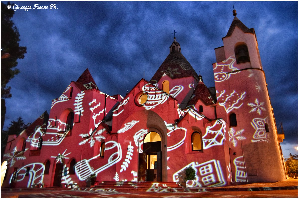 Giufasano's tweet photo. Christmas Light IV edition 2017-2018, Alberobello (Ba), Puglia, Italia https://t.co/Eyqd97X0Mx