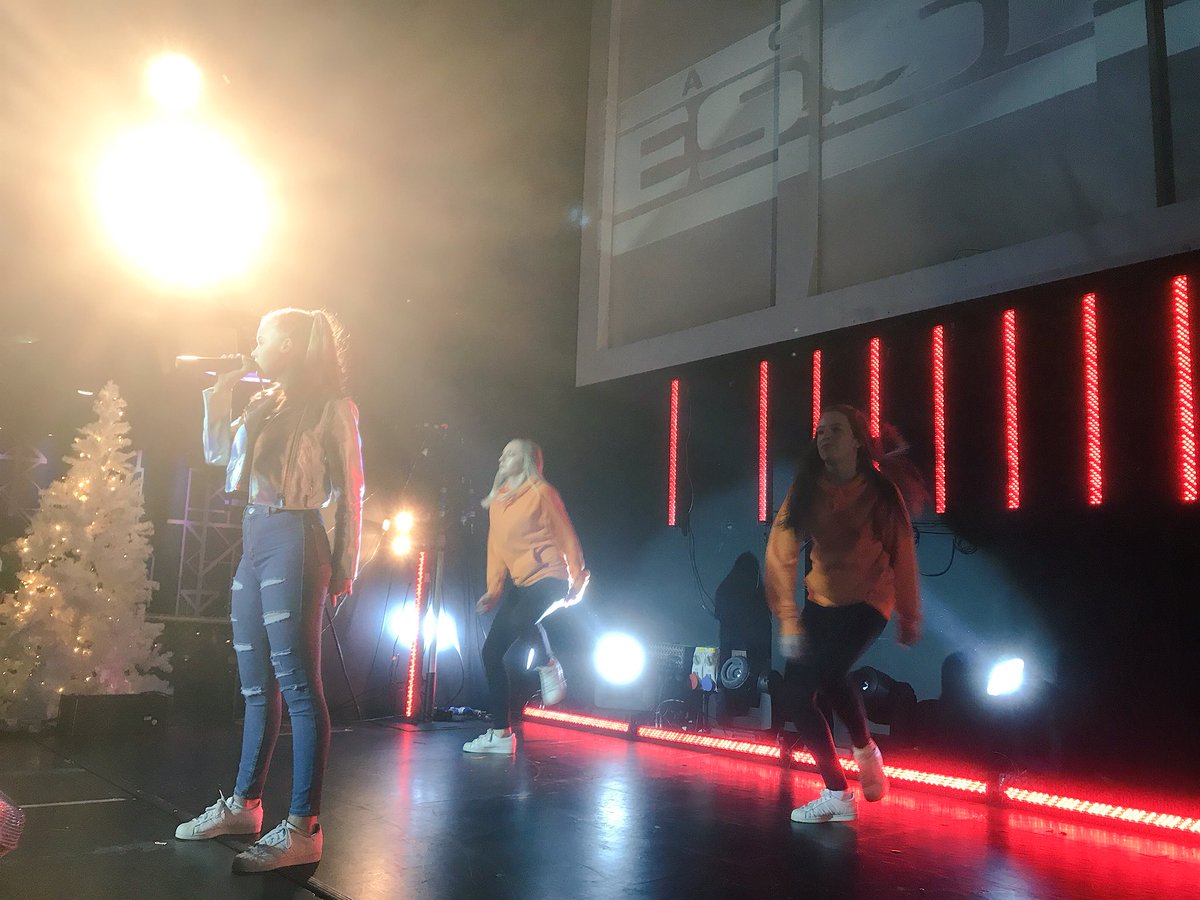 FactorEssexHQ's tweet photo. WOW!!! @JessFolley is back on the @FactorEssexHQ stage!!!! 😍 https://t.co/S25OCkeYEC