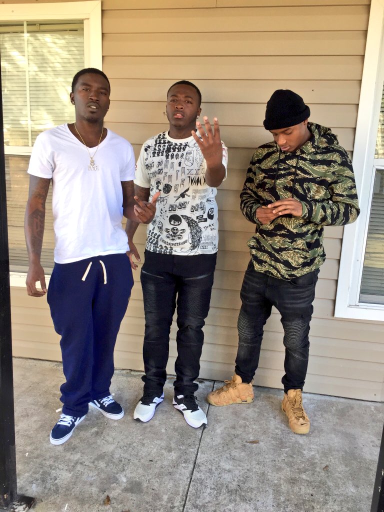 lilreese4blk's tweet photo. SandBox To GreenBox Been da Same #4way #LawnWay https://t.co/4DSFDJMOxM