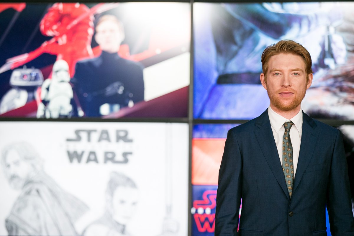 VIZIO's tweet photo. Domhnall Gleeson at the World Premiere of Star Wars: The Last Jedi. See it in theaters everywhere December 15. #TheLastJedi https://t.co/r02b9pDwX4
