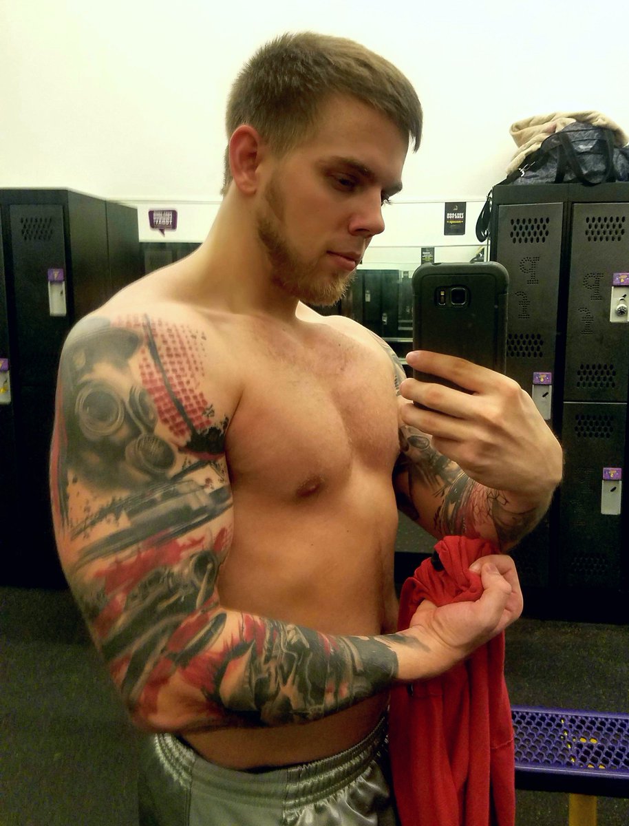 Mr Biceps #biceps #muscles #gay #booty #tattoos #blond #trashpolka #gayfit #fitness #biguy #selfie #gym