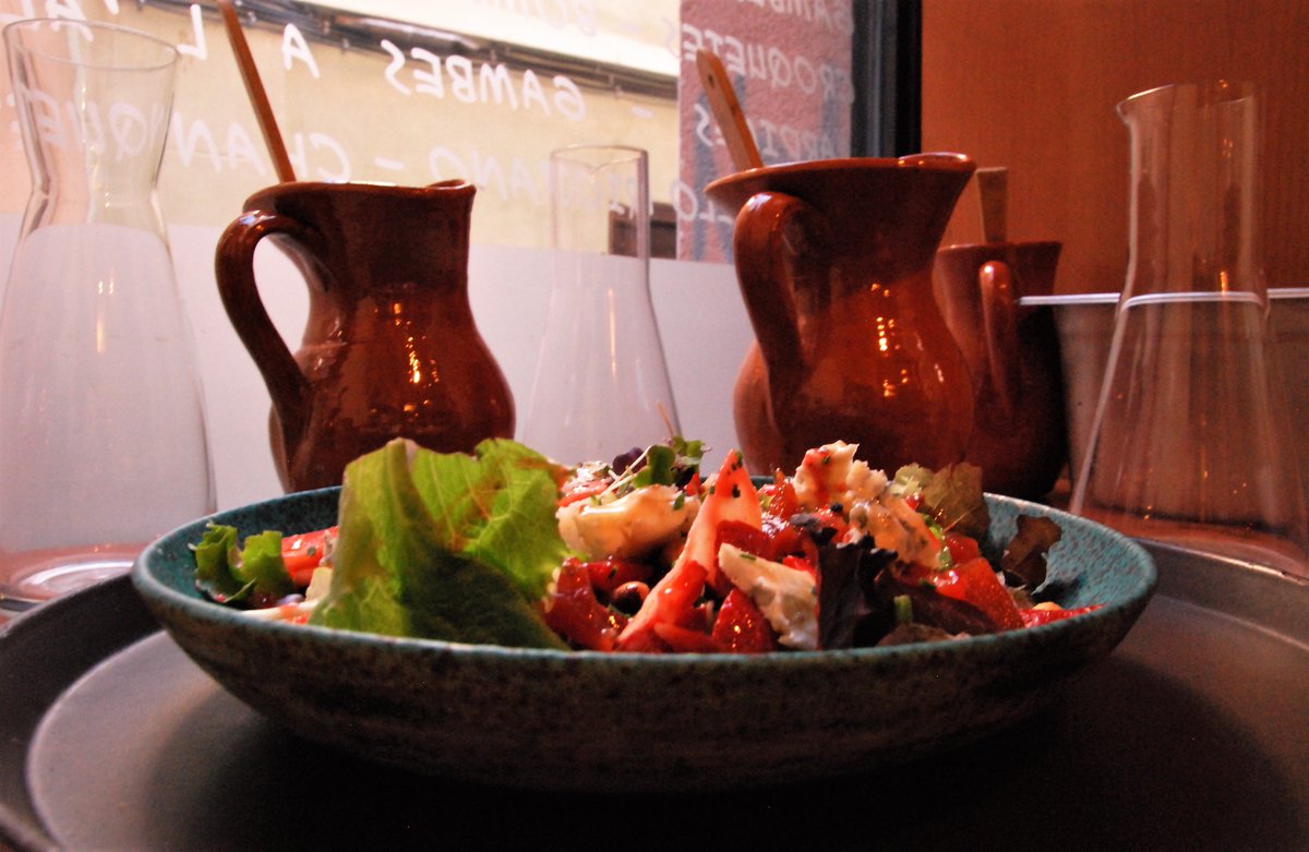 RogerMurtro's tweet image. Què li possaries a una #Amanida? És tot un món... Imaginem que ja ho saps! Aquesta, que pots veure a la foto ➸ l'acompanyem amb #Poma i #Codonyat Per exemple! 👌
bit.ly/TapesiTapesMaps