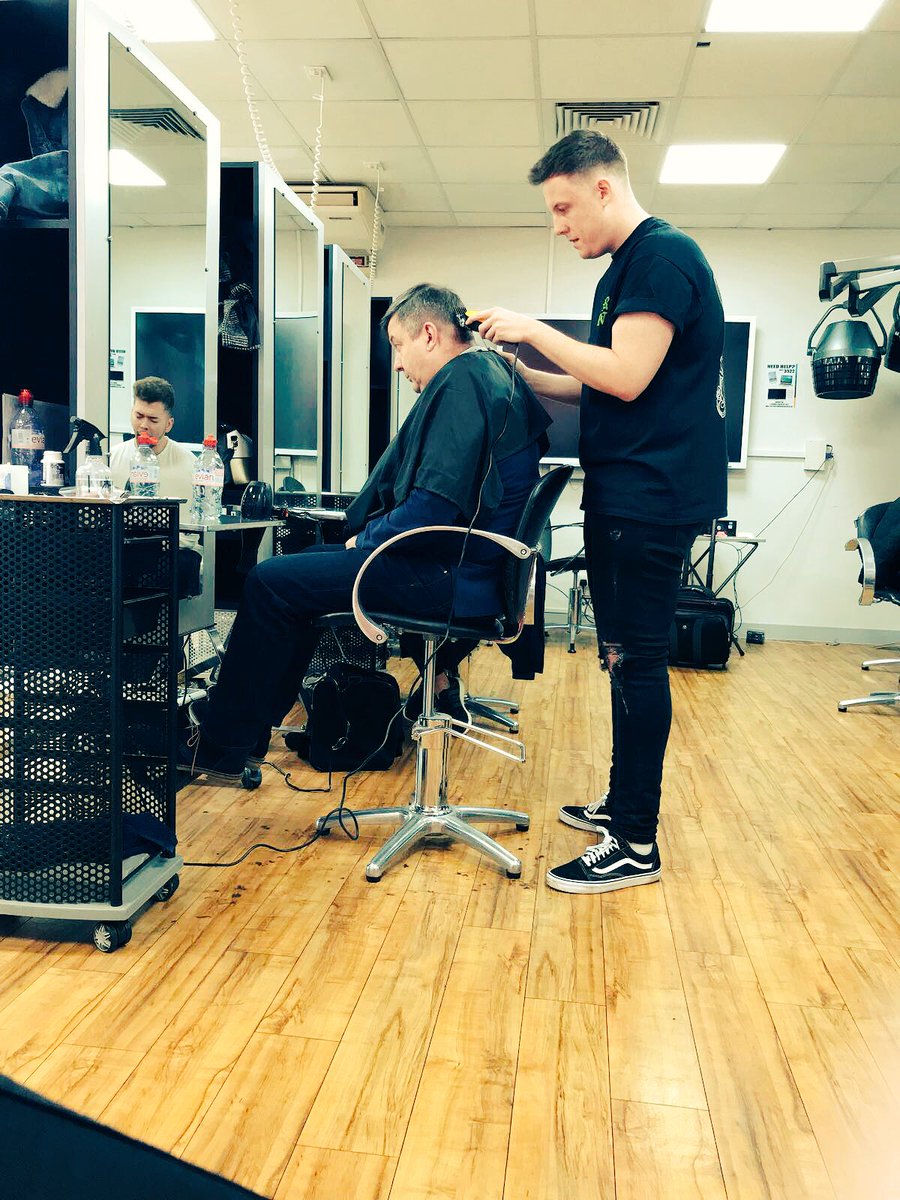 TommyR_'s tweet photo. Pops came in for a freshie. 5 cuts in one day. #barberinthemaking💈 https://t.co/0StY80GhcR
