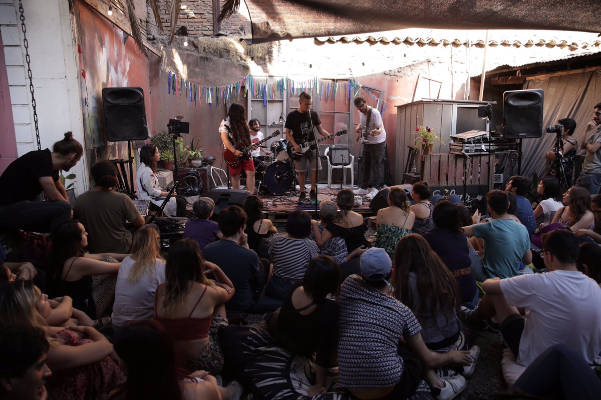 sofarsoundsstgo's tweet photo. Partimos la celebración!! Estamos muy muy muy felices de tener a @paralisisdelsueno  en Sofar!! Todos 👁con esta tremenda banda que la está rompiendo 💥❤️. Seguimos escuchando acompañados de #CervezaSol https://t.co/fRjqFYGgJ3