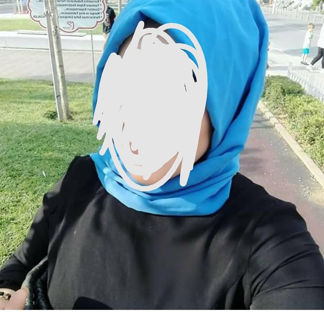 Adamın genç kızı kucaklaması