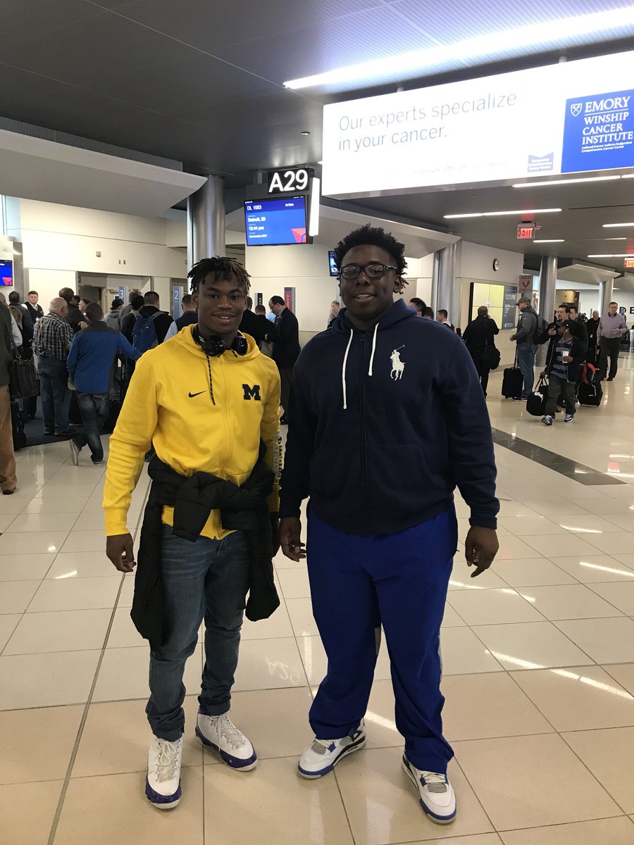 Jahlil_52's tweet photo. Ran into @_ChrisTurner28 This weekend at the airport π₯ππ€πΎ Two @RisingSeniors Legends βοΈ @Subzero06 @JoeTrino #MichiganCommitγ½οΈ #UNCCommit ππβ https://t.co/GMJf9KoWDQ