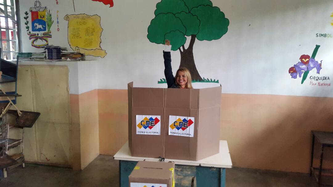 radiolazonaweb's tweet photo. Operativo #Decide2017 Elecciones Municipales, así ejerció el voto @WiselyAlvarez candidata a la @AlcaGuaicaipuro por el #PSUV #LTQS  Miranda @MirandaPSUV https://t.co/xSRmwhWVkB