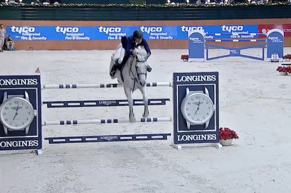 Could Manuel Fernandez Saro🇪🇸 be the first Spaniard to win a #FEIWorldCup on home soil? He's sitting pretty on top of the leaderboard. 3 riders to go...

#RideToParis <a href="/Longines/">Longines Watch Co.</a>