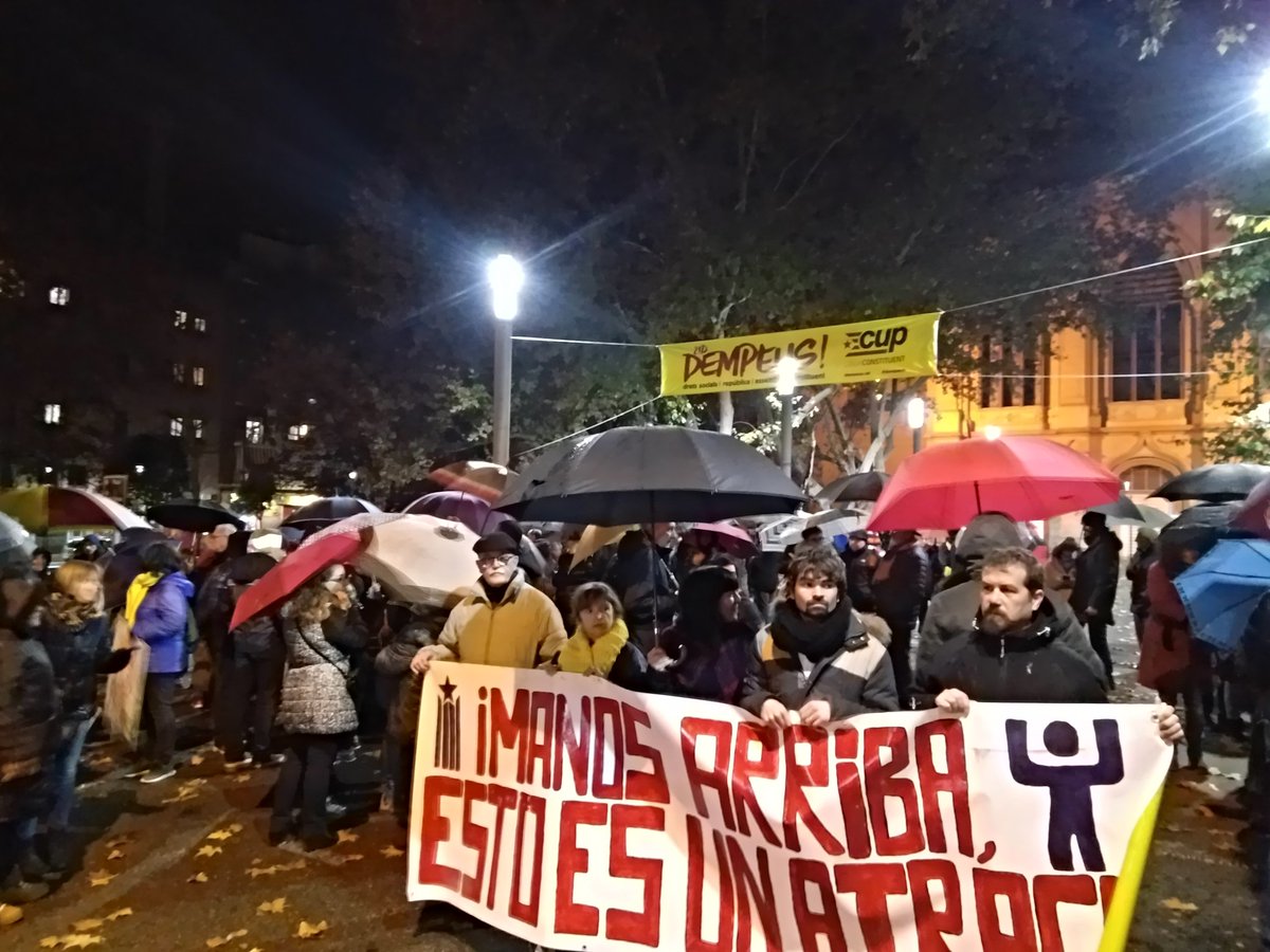 Veïns i veïnes es concentren ara mateix al Rectorat contra l'espoli que l'Estat vol fer al Museu de Lleida i l'aplicació del 155. #155Espoli