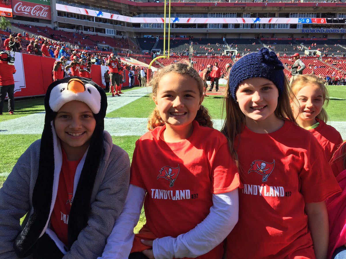 A4C_ATHLETES's tweet photo. Lecanto Primary School Students on field today before the Bucs v Lions game today courtesy of @TBBuccaneers @kytandy and @KevinPamphile64 #TeamTandy #TeamPamphile https://t.co/rYqpSYT38H