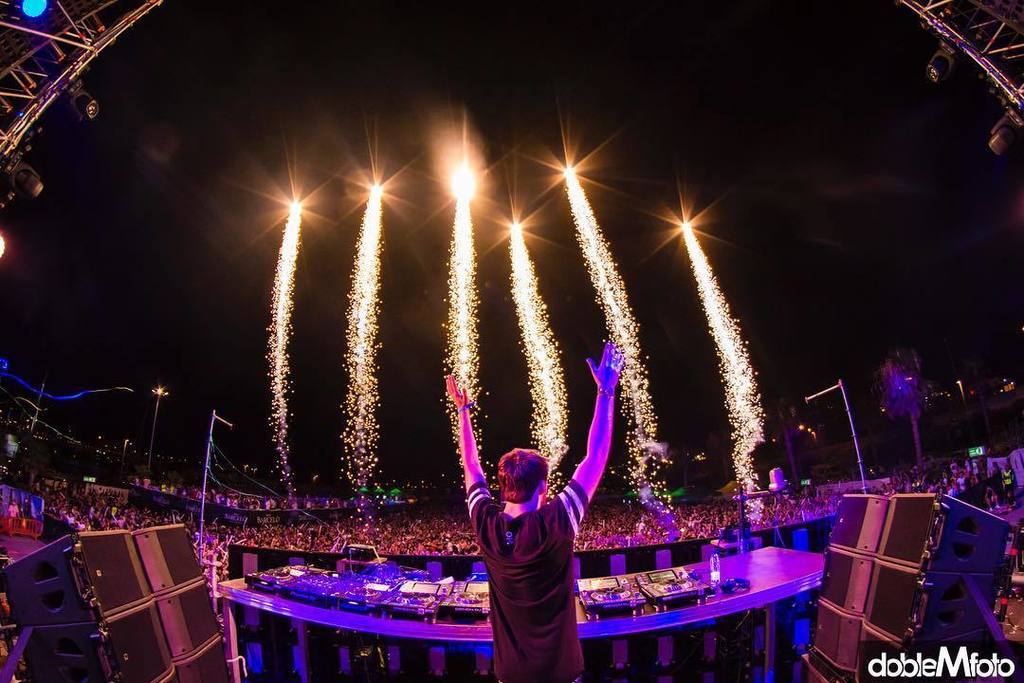 dobleMfoto's tweet image. And, with this pic, one of my favourite ones, 100 photos posted on my instagram account 🙌🙌 •• #doblemfoto X @oliverheldens •
•
#100post #lovethispic #mmf #photographer #photography #nikon @nikoneurope #fisheye #musicfest #Festival #music #fireworks #handsup