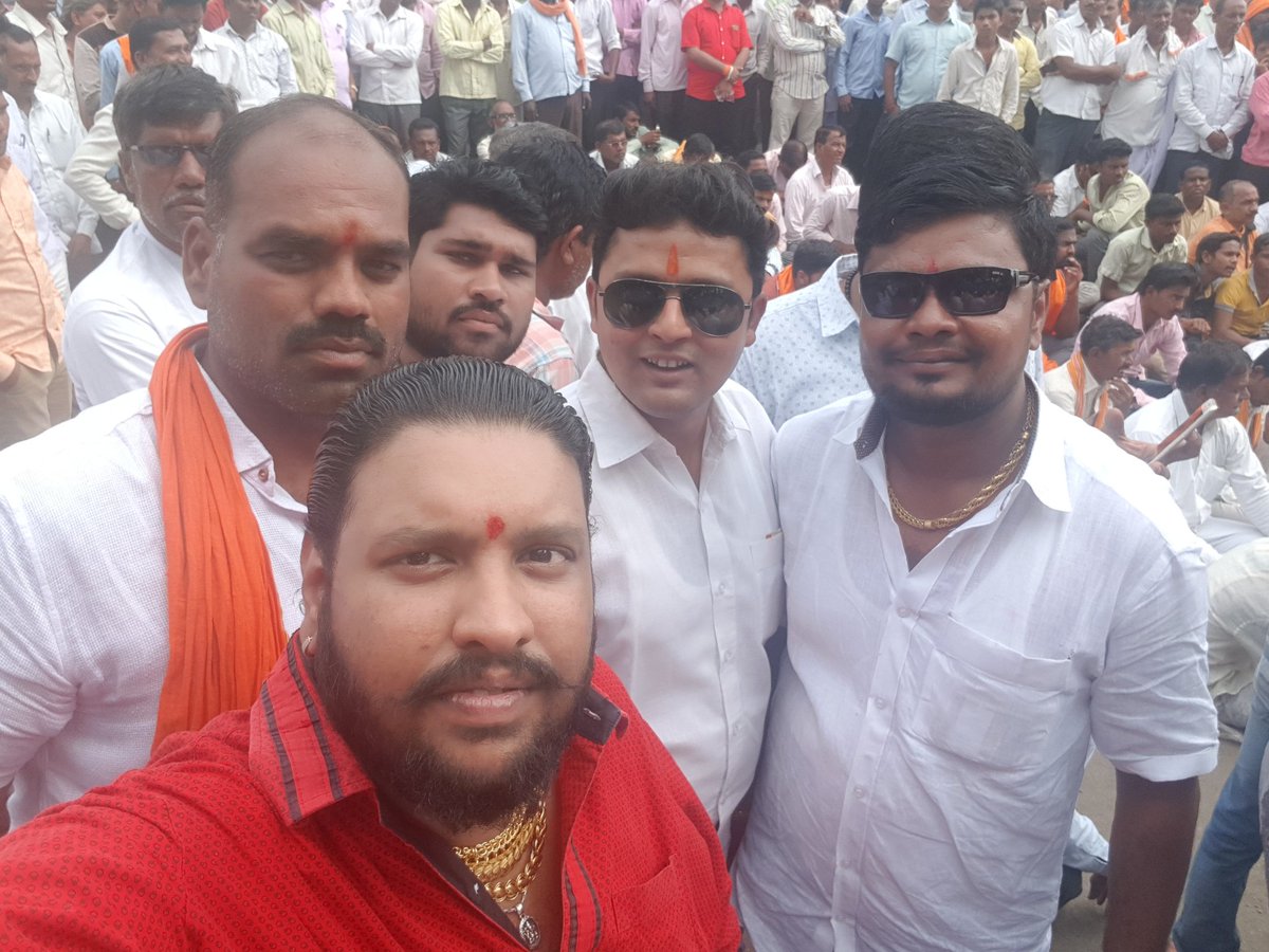 SbrsSuraj's tweet photo. एक क्षण बंधुतुल्य नितेश भैय्या देशमुख, रामप्रसाद भाऊ रनेर, प्रकाश भैय्या लाखरा व मी https://t.co/54PjUe6grU
