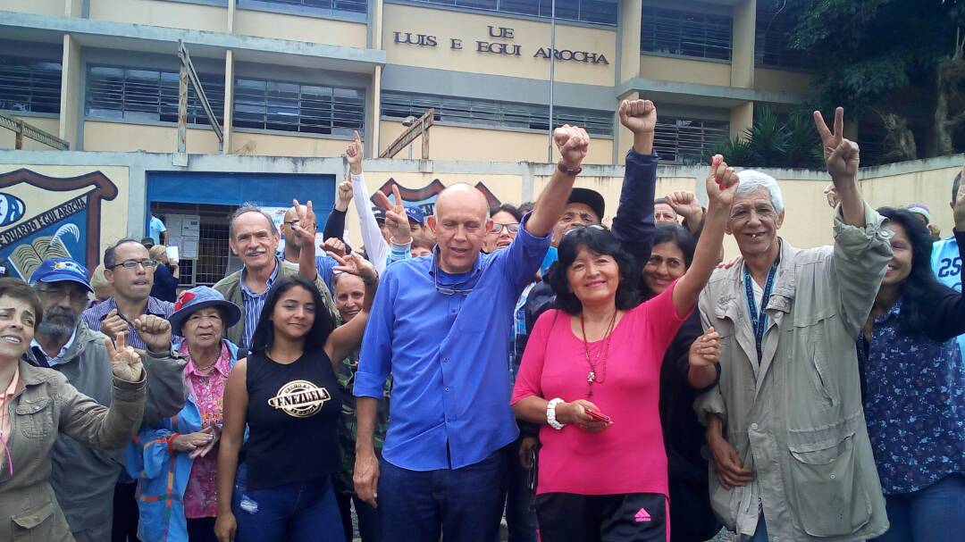 radiolazonaweb's tweet photo. Operativo #Decide2017 Elecciones Municipales, después de ejercer el voto @lossaliashector candidato a la Alcadia de los Salias por el #PSUV #SSA  Miranda @MirandaPSUV https://t.co/hVxBCPM6T8