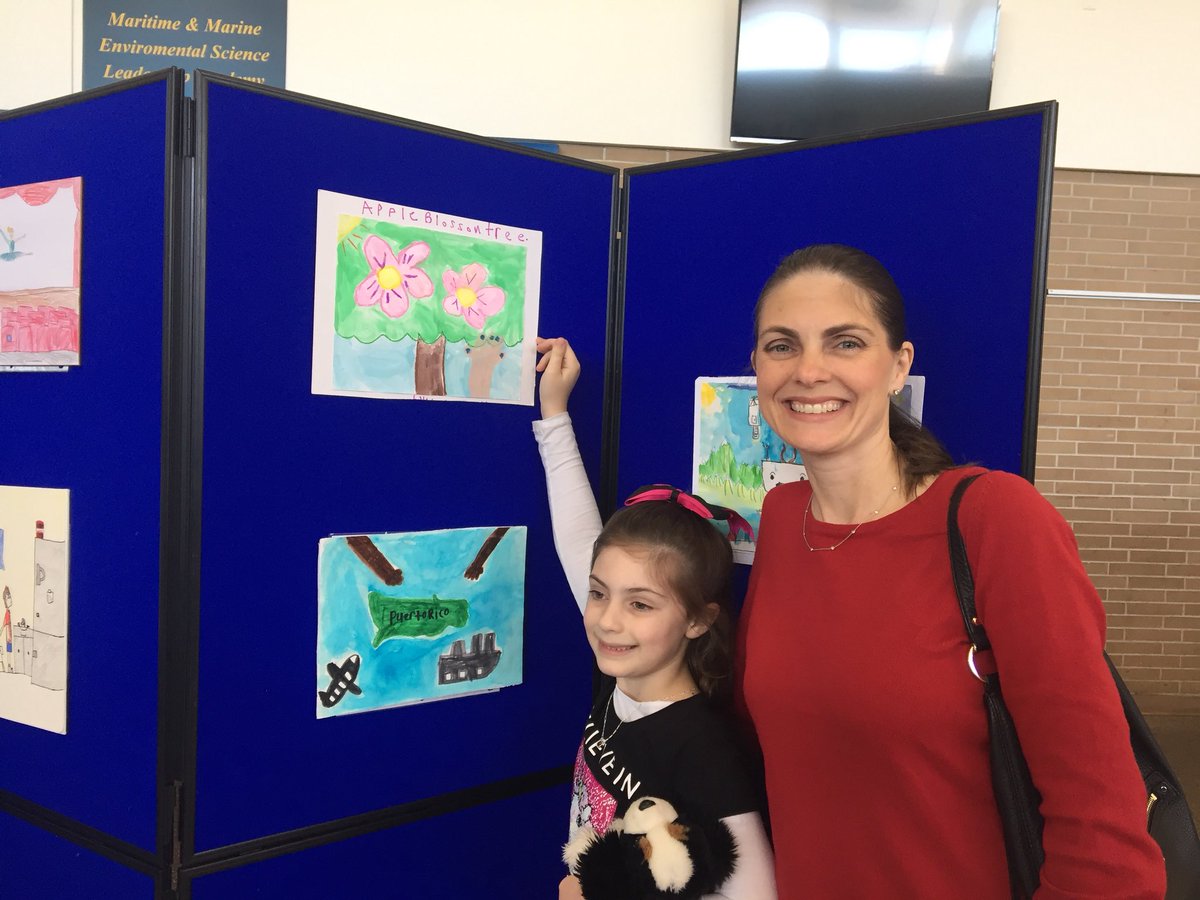 Proud mom with Katherine <a href="/LutzES/">开</a> showing her beautiful art <a href="/hccptaptsa/">Hillsborough PTA</a> <a href="/HillsboroughSch/">Hillsborough Schools</a> <a href="/Jeff_Eakins/">Jeff Eakins</a> <a href="/HCPS_TeachLearn/">HCPS Teach & Learn</a>