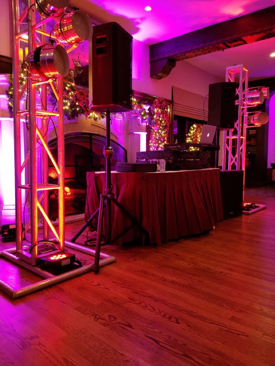 MikeAnthonyEnt's tweet image. Helping companies appreciate their employees with good music and holiday cheer! #holidayparty2017 #letitsnow