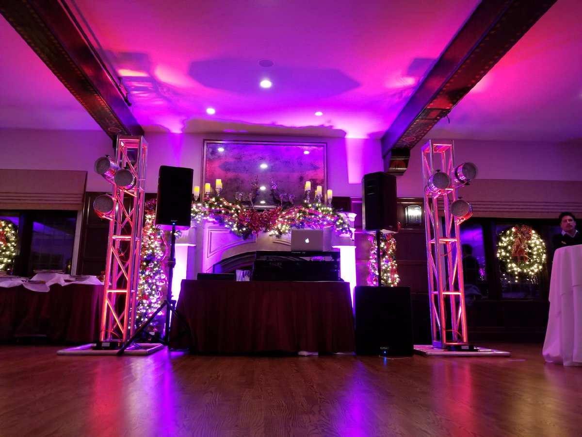 MikeAnthonyEnt's tweet image. Helping companies appreciate their employees with good music and holiday cheer! #holidayparty2017 #letitsnow