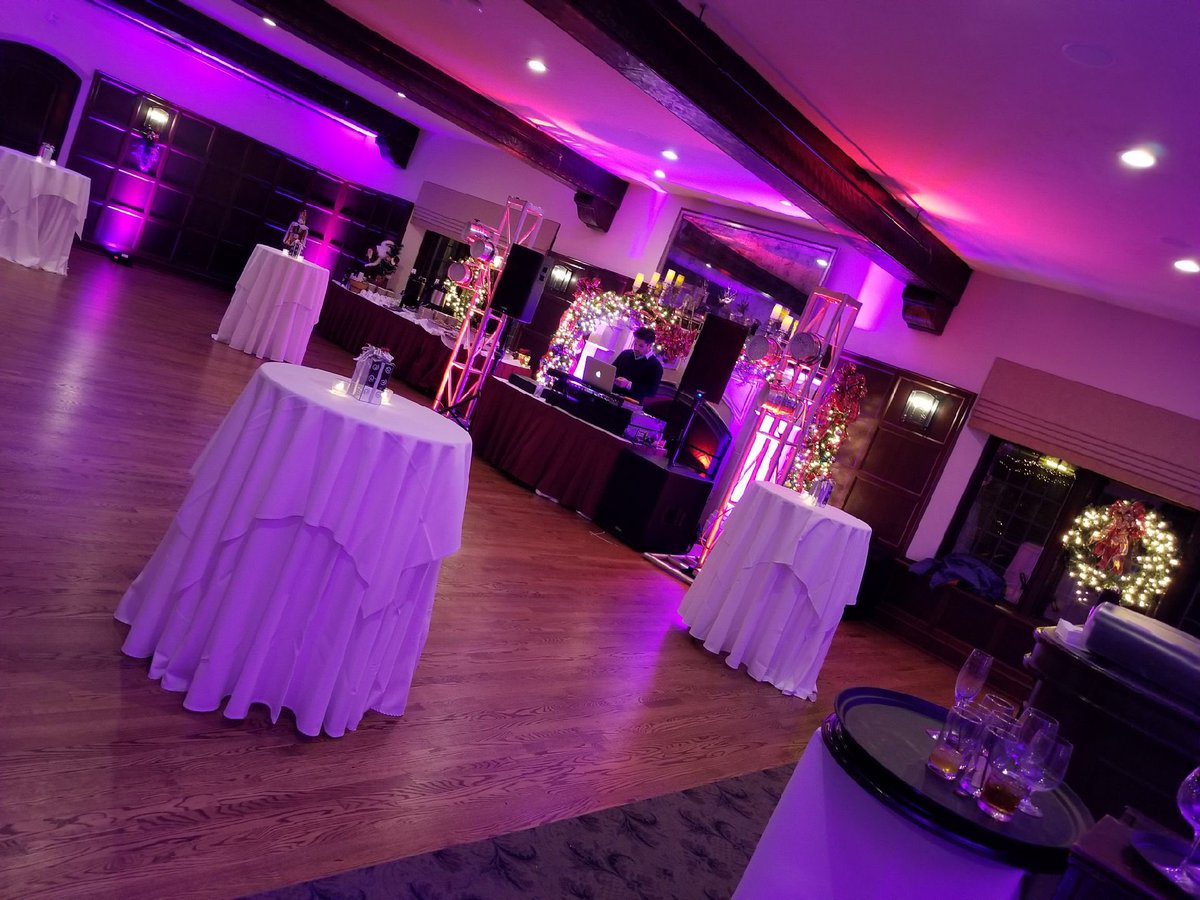 MikeAnthonyEnt's tweet image. Helping companies appreciate their employees with good music and holiday cheer! #holidayparty2017 #letitsnow