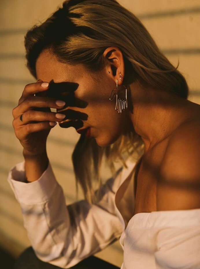 DON’T LET THE SUN GO DOWN ON ME \\ The  #youngfrankk Hand #Earrings  beautifully captured 💫- Shop them online magpieontherun.com/product/hand-e… #giftidea #Christmasshopping #shopsmall #fblogger