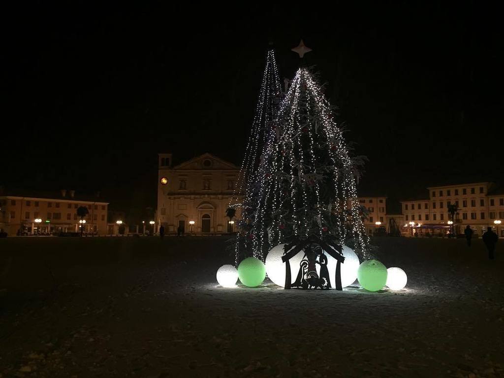 December #friuliveneziagiulia #palmanova #fvglife #igersitalia #igersfriuli #ig_fvg #igers_friuliveneziagiulia #somewherefvg #christmastree #christmastime #italygram #cartolineitaliane #postcardfromitaly #iphoneography #iphonegram #christmaslights #chris… ift.tt/2iOMZcA