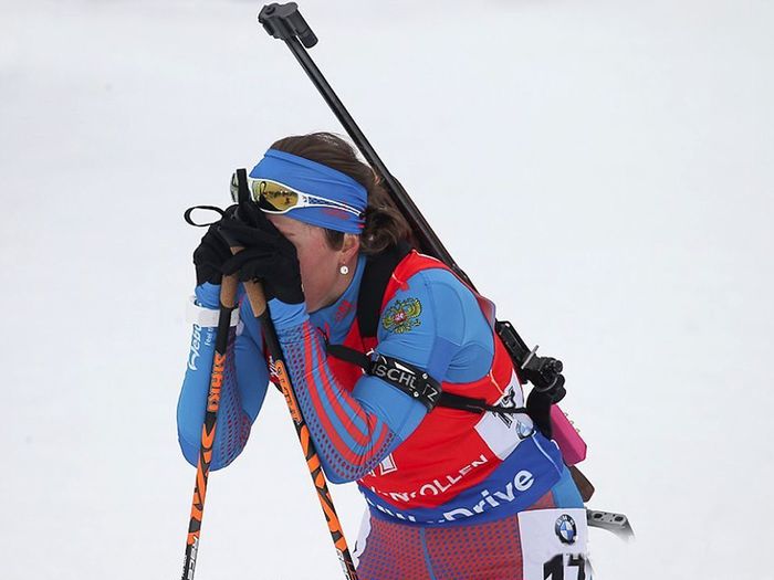 Стрельба биатлонистов. Биатлонист попадает. Эдуард латыпов пекин. Биатлонист попадает. Александр логинов 2021-2022.