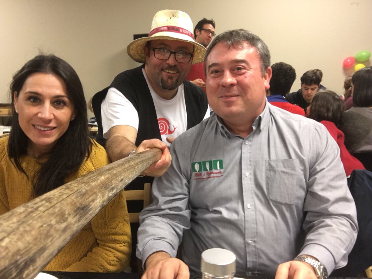 Turvegal's tweet photo. @slowcompostela @JoseTurvegal Hoxe co@s amig@s de @slowcompostela celebrando o “Dia da Terra Nai”
・
#TMD2017 #menuforchange #slowfood #terramadreday #terramadreday2017 #terramadreday17 #slowfoods @SlowFoodUSA #sachoselfie #isacho #sachoselfieautentico @rutasyrestaurantes @emilia.santiagoblanco @TeresRico https://t.co/VWFmLslIJe