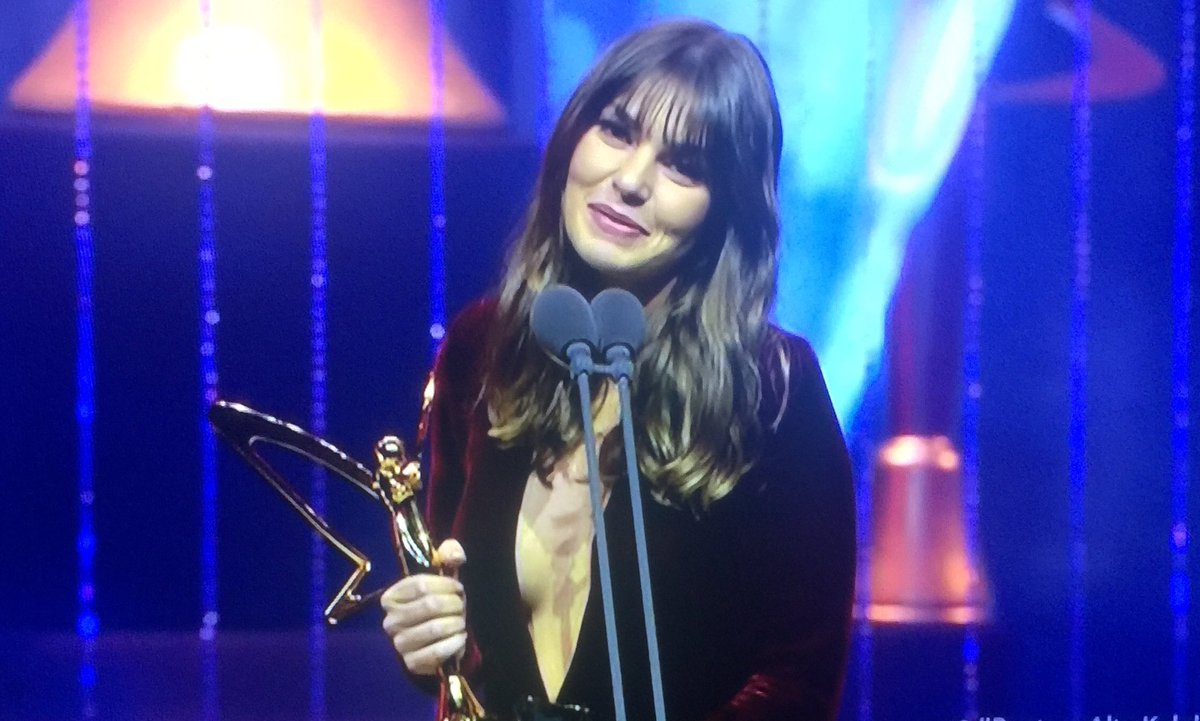 Altın Kelebek'te 'en iyi kadın oyuncu' ödülünü Serenay Sarıkaya'nın alması beklenirken ödül Aslı Enver'e gitti.