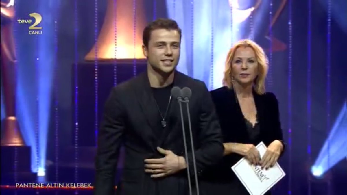 En iyi erkek oyuncu Tolga Sarıtaş / Söz

Tolga çok iyi konuştu bee 👏🏻👏🏻

#PanteneAltınKelebek