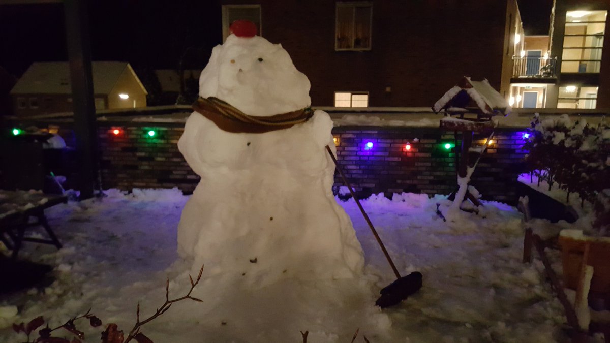AvanHilten's tweet photo. Sneeuwpret met de jongeren in 't Harde. #mooiwerk #sheerenloo #shloost https://t.co/xuDFLCfIch