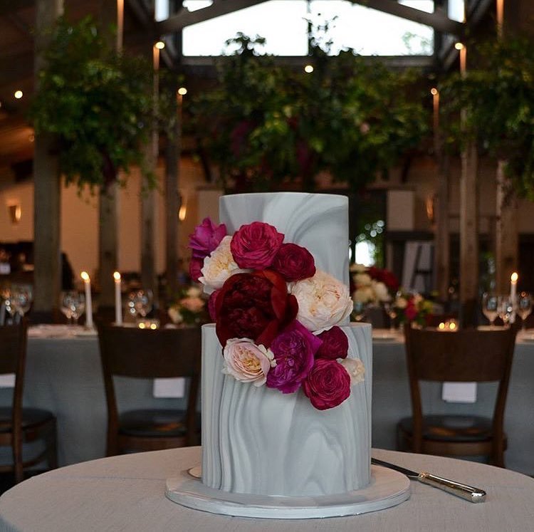 WDWhispers's tweet photo. Marble cake with vibrant blooms = 😱😍!! By the ever talented @missladybirdcakes in Melb, at @stonesoftheyarravalley with @sugarbeeflowers and styling by @harperandco_events 💕💕
.
.
.
#wedding #weddingcake #marblecake #melbournecake #melbournecakedecora… https://t.co/2G8JJy0UVT https://t.co/UgoLtz8HRn
