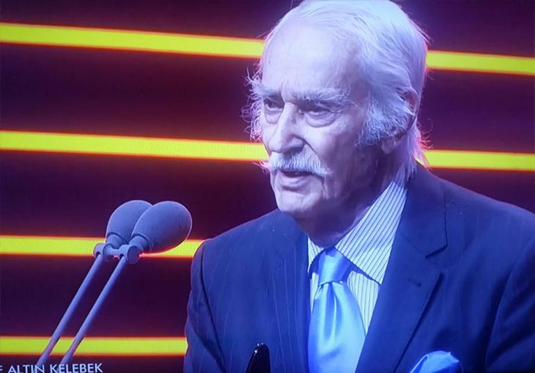 #PanteneAltınKelebek En İyi Proje ödülü: Çeyrek Asır - Harun Kolçak... Usta oyuncu ödül sonrası duygusal bir konuşma yaptı hry.yt/c6Iza