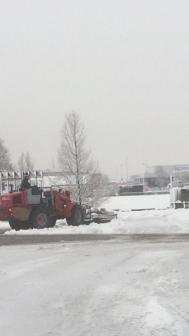 ScholtesEd's tweet photo. Als je je bedrijf sneeuwvrij wilt hebben, bel dan 06-54742063 https://t.co/kh15BFmtS7