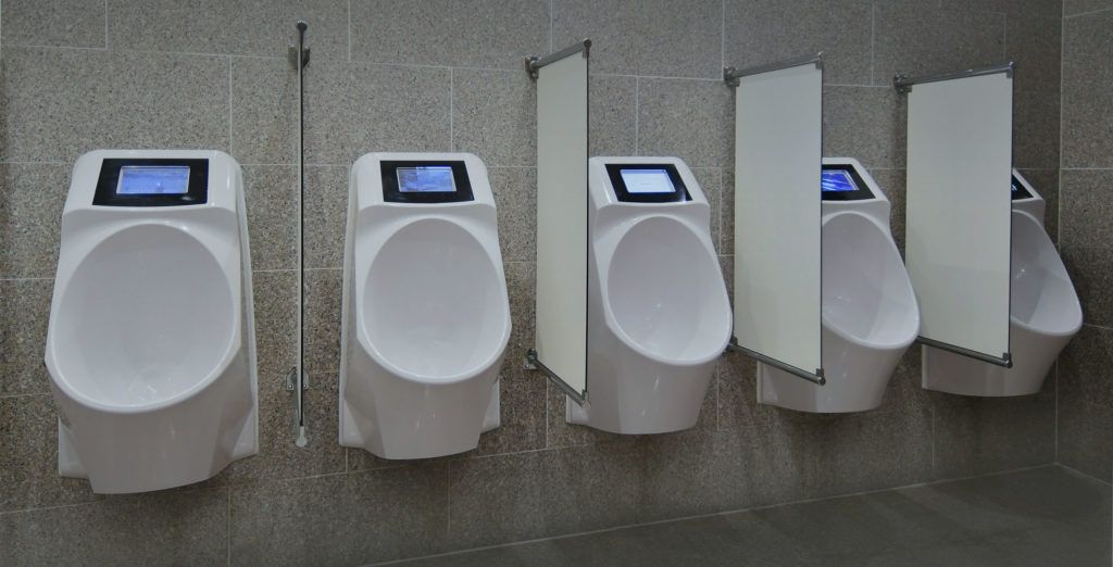 EssentielEco's tweet image. [Au secours !] La #pipitech invente la #pub vidéo sur les urinoirs 
buff.ly/2BinpIj