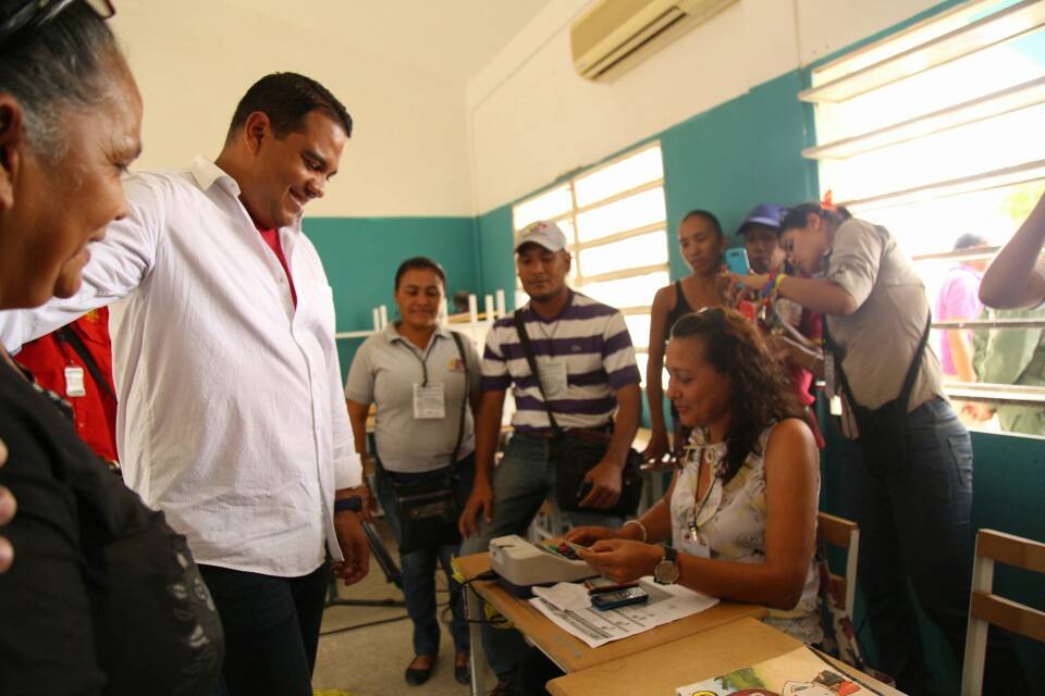 falconconvictor's tweet photo. Desde el centro de votación Regina Pía de Andara, @vclarkb ejerció su derecho al voto para garantizar el bienestar del mañana. "Porque la paz siga  reinando en Venezuela" afirmó #Falcon #AVotarPorElFuturo https://t.co/cA0BNupVAs