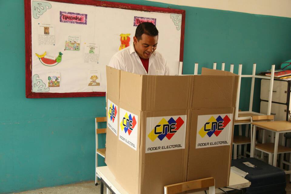 falconconvictor's tweet photo. Desde el centro de votación Regina Pía de Andara, @vclarkb ejerció su derecho al voto para garantizar el bienestar del mañana. "Porque la paz siga  reinando en Venezuela" afirmó #Falcon #AVotarPorElFuturo https://t.co/cA0BNupVAs