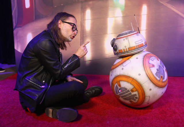 VizLogic's tweet image. Radiohead meets World Cup Soccer. Heh, this photo warms my geeklove heart.