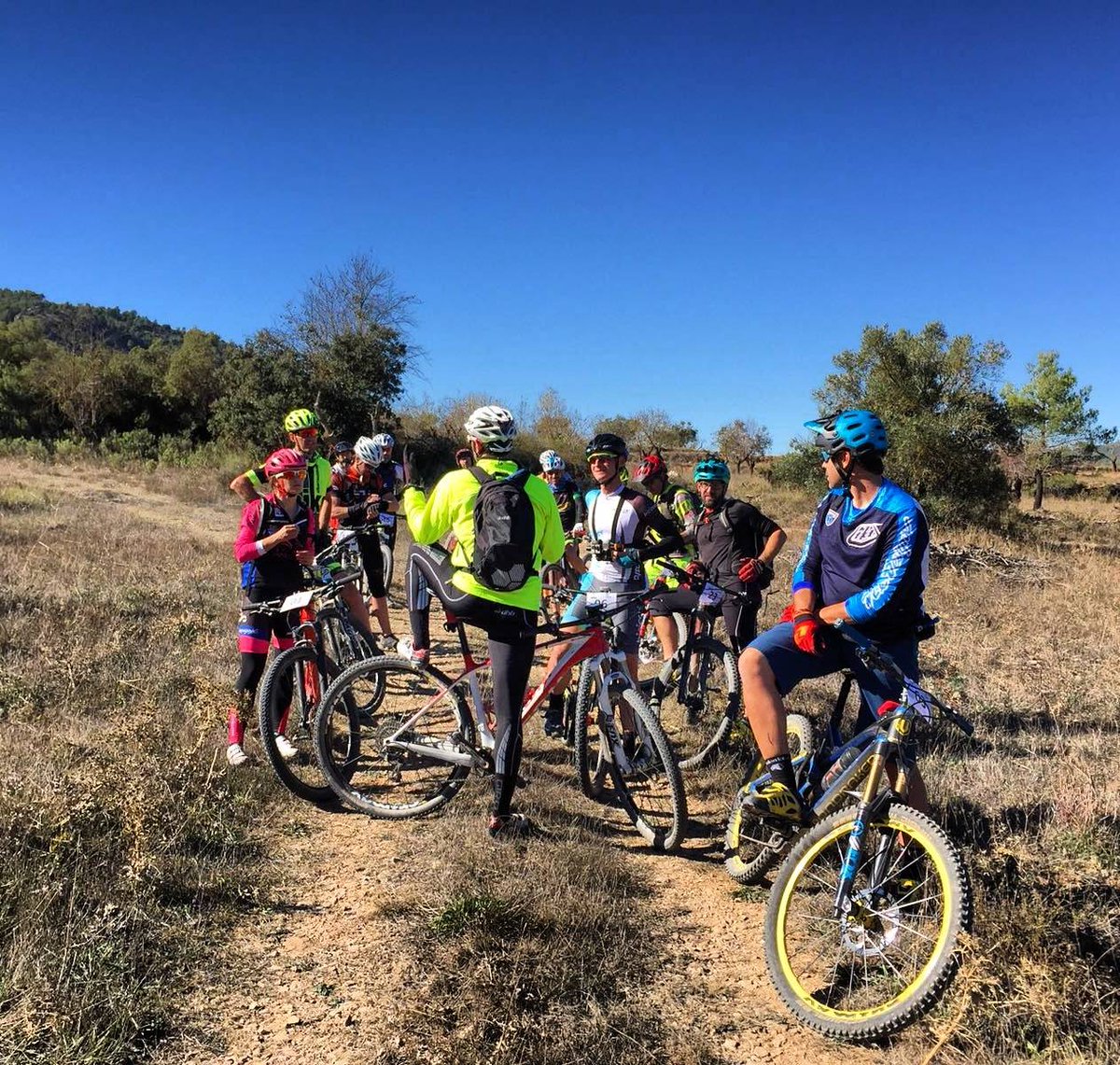 EscuelaEMTB's tweet photo. La parte práctica, tanto de técnica sobre la bici y pilotaje, como de guiado de grupos, son parte muy importante del Curso Guía de MTB de la Escuela Española de MTB.
¿Te animas al siguiente?
#curso #guia #mtb #alcoy #lasafranera #mtbiking #eemtb https://t.co/FSuCgIBsgL